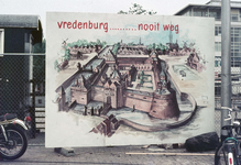 830323 Afbeelding van het bord Vredenburg..........nooit weg met de geschilderde voorstelling van het vroegere kasteel ...
